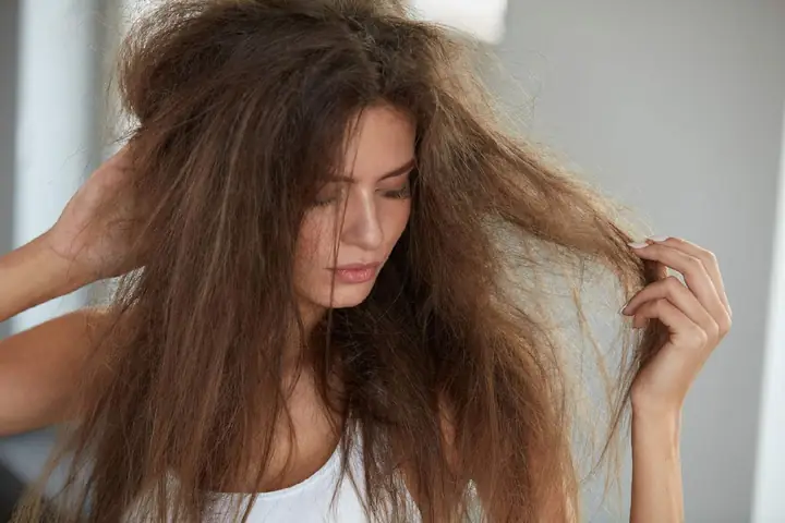 Tóc Bị Đơ Sau Khi Uốn: Nguyên Nhân, Cách Khắc Phục Tức Thì & Phục Hồi Chuyên Sâu Tóc Bị Đơ Sau Khi Uốn: Nguyên Nhân, Cách Khắc Phục Tức Thì & Phục Hồi Chuyên Sâu