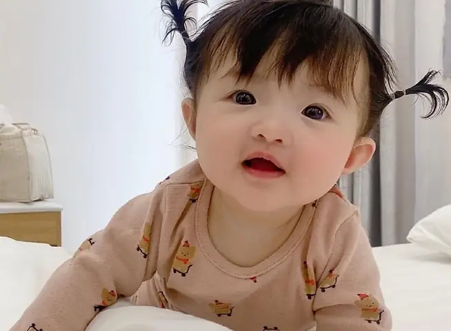 Top 20+ Kiểu Tóc Ngắn Cho Bé Gái 1 Tuổi Đẹp Nhất, Dễ Thương & Mát Mẻ