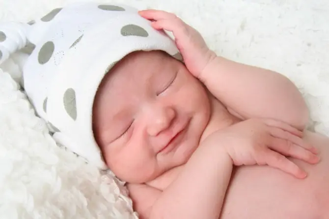 Bé 1-5 Tháng Tuổi Biết Làm Gì: Cẩm Nang Phát Triển Toàn Diện Cho Mẹ