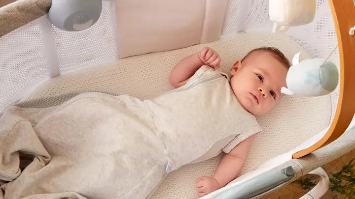 Trẻ 1 Tháng Tuổi Nằm Nôi Được Không? Tư Vấn Từ Chuyên Gia & Lưu Ý An Toàn