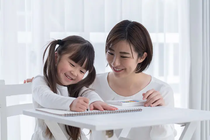 Trẻ 2 Tuổi Rưỡi Biết Làm Gì? Khám Phá Mốc Phát Triển Và Cách Đồng Hành Cùng Con