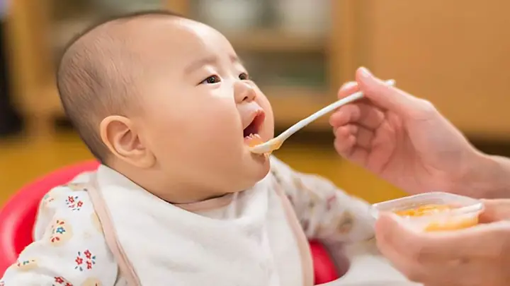Hướng Dẫn Chi Tiết Cách Cho Trẻ 7 Tháng Tuổi Ăn Dặm Đúng Cách