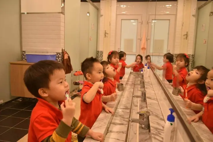 Trẻ Đi Lớp Về Quấy Khóc: Nguyên Nhân Chuyên Sâu & Bí Quyết Giúp Bé Vui Vẻ Trở Lại Trẻ Đi Lớp Về Quấy Khóc: Nguyên Nhân Chuyên Sâu & Bí Quyết Giúp Bé Vui Vẻ Trở Lại