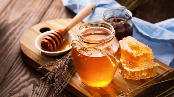 Trẻ Bao Nhiêu Tháng Thì Dùng Được Mật Ong An Toàn? Lưu Ý Quan Trọng Cho Mẹ