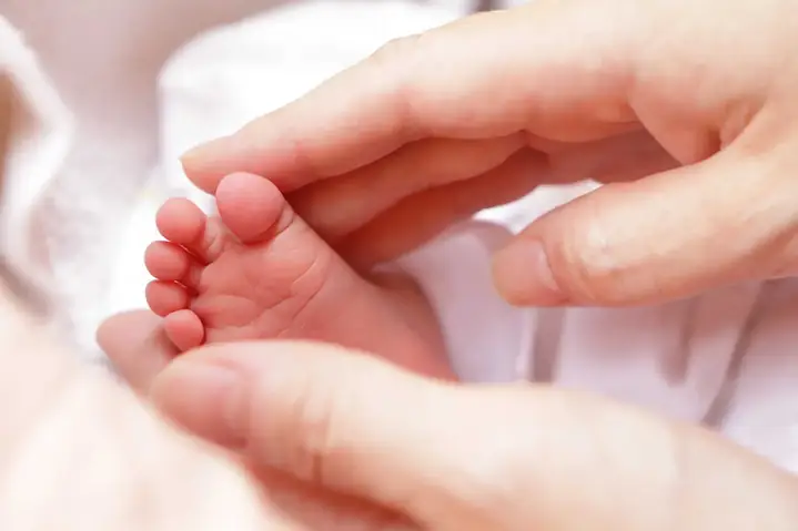 Trẻ Sơ Sinh 4 Tuần Tuổi: Dấu Hiệu Phát Triển, Giấc Ngủ Và Cách Chăm Sóc Toàn Diện
