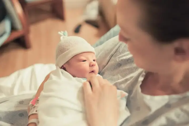 Trẻ Sơ Sinh Bị Nóng Đầu Nhưng Không Sốt: Nguyên Nhân Và Cách Xử Lý Hiệu Quả