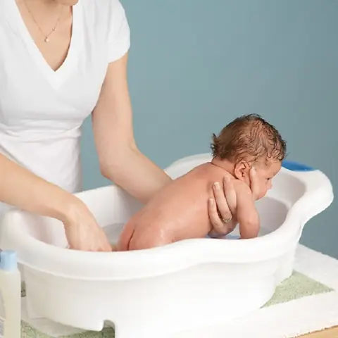 Trẻ Sơ Sinh Có Nên Tắm Sữa Tắm Không? Hướng Dẫn Chi Tiết Cho Mẹ An Toàn Trẻ Sơ Sinh Có Nên Tắm Sữa Tắm Không? Hướng Dẫn Chi Tiết Cho Mẹ An Toàn