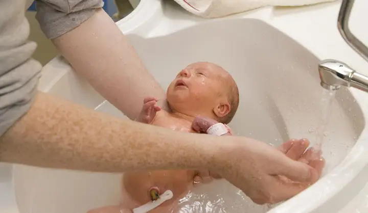Trẻ Sơ Sinh Có Nên Tắm Sữa Tắm Không? Hướng Dẫn Chi Tiết Cho Mẹ An Toàn Trẻ Sơ Sinh Có Nên Tắm Sữa Tắm Không? Hướng Dẫn Chi Tiết Cho Mẹ An Toàn
