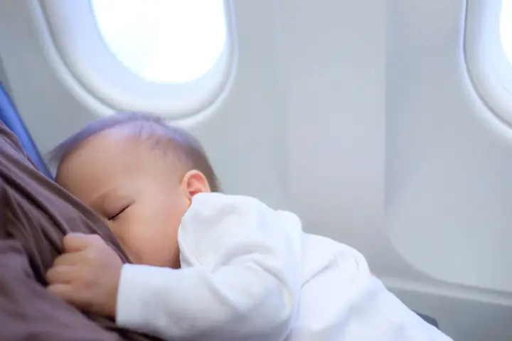Trẻ Sơ Sinh Đi Máy Bay: Cẩm Nang Toàn Diện Cho Chuyến Bay An Toàn