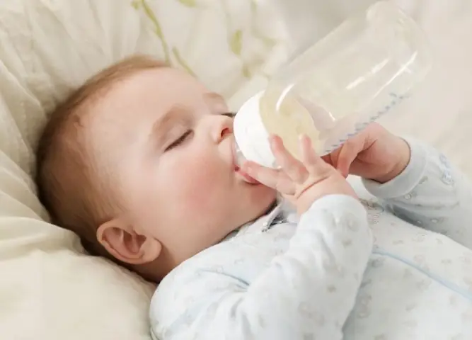 Trẻ Sơ Sinh Uống Sữa Lạnh: An Toàn Hay Nguy Hiểm? Lời Giải Đáp Từ Chuyên Gia Trẻ Sơ Sinh Uống Sữa Lạnh: An Toàn Hay Nguy Hiểm? Lời Giải Đáp Từ Chuyên Gia