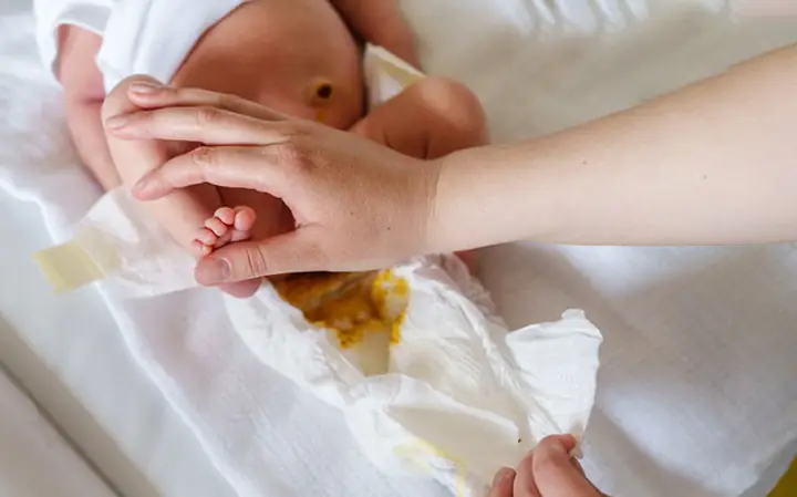 Trẻ Sơ Sinh Uống Sữa Ngoài: Khi Nào Nên Bắt Đầu, Lợi Ích Và Rủi Ro