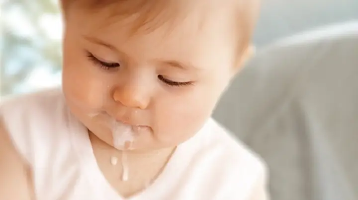 Trẻ Uống Sữa Vào Là Nôn: Nguyên Nhân, Cách Xử Lý & Khi Nào Cần Gặp Bác Sĩ