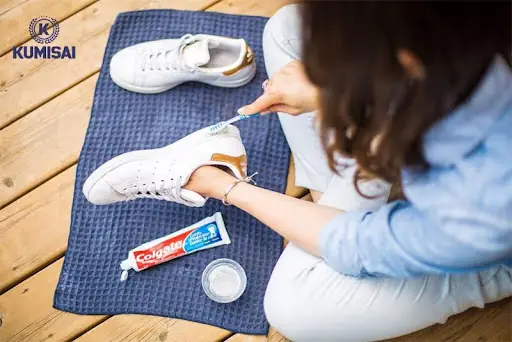 Vệ Sinh Giày Trắng Bằng Kem Đánh Răng: Bí Quyết Sạch Bong Như Mới Tại Nhà Vệ Sinh Giày Trắng Bằng Kem Đánh Răng: Bí Quyết Sạch Bong Như Mới Tại Nhà